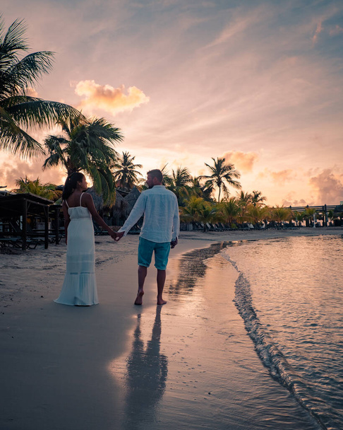 Casal na praia de Curaçao durante o pôr do sol, homens e mulheres assistindo ao pôr do sol na praia tropical de Curaçao - Foto, Imagem