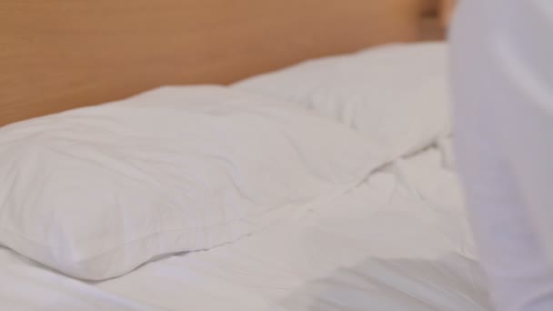 Lässiger junger Mann geht ins Bett und schläft  - Filmmaterial, Video