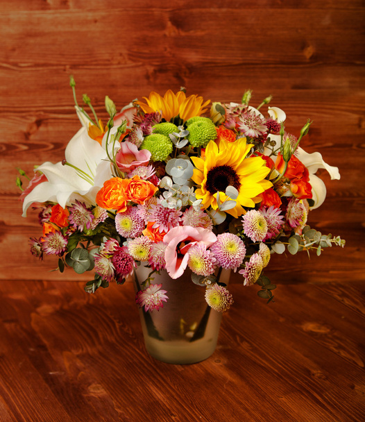 floral ανθοδέσμη με κρίνος, ηλίανθος, χρυσάνθεμο, eustoma (lis - Φωτογραφία, εικόνα