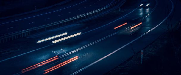 Lichter fahrender Autos in der Nacht. Langzeitbelichtung - Foto, Bild