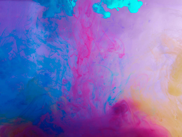 Κίνηση Χρώμα σταγόνα στο νερό, Μελάνι στροβιλίζεται μέσα, Πολύχρωμο αφαίρεση μελάνι.Fancy Dream Σύννεφο μελάνης κάτω από το νερό.Ακρυλικά χρώματα και μελάνι στο νερό. Αφηρημένο φόντο - Φωτογραφία, εικόνα