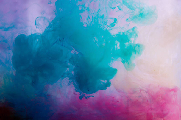 動き水に色落ち,インクが渦巻く,カラフルなインクの抽象.水の下にインクのファンシードリームクラウド.アクリル色と水の中にインク.要旨の背景 - 写真・画像