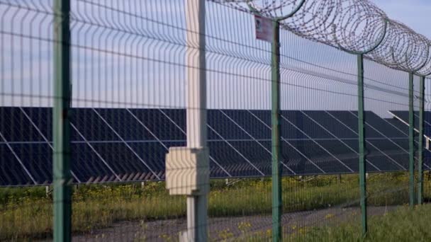 Panele słoneczne ogrodzone drutem kolczastym. Baterie słoneczne. 4K - Materiał filmowy, wideo