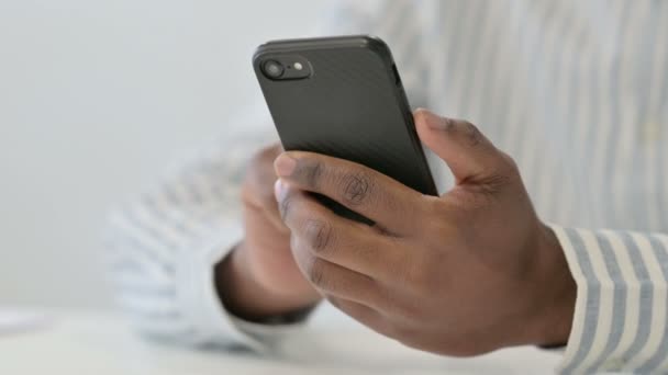 スマートフォン、モバイルを使用してアフリカ人の男の閉鎖  - 映像、動画