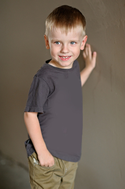 Προσωπογραφία αγοριού στις διακοπές στην ΚΑΤΑΣΚΗΝΩΣΗ - Φωτογραφία, εικόνα