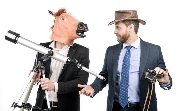 Homme d'affaires en masque de tête de cheval tenir télescope et cow-boy homme avec jumelles à la fête d'entreprise isolé sur blanc, vision d'affaires. - Photo, image