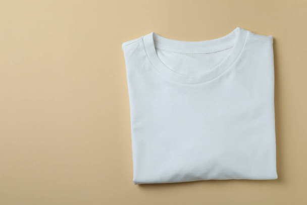 Sweat-shirt blanc sur fond beige, espace pour le texte - Photo, image