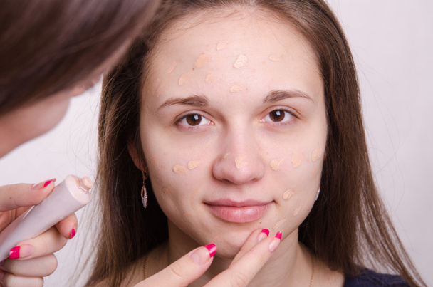 Makeup artist gets his hands on the face concealer - Zdjęcie, obraz