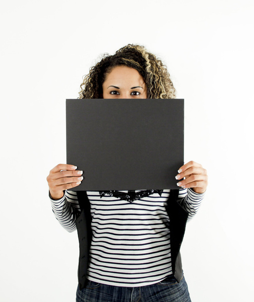 ein junges Mädchen zeigt ein leeres graues Brett im Atelier - Foto, Bild