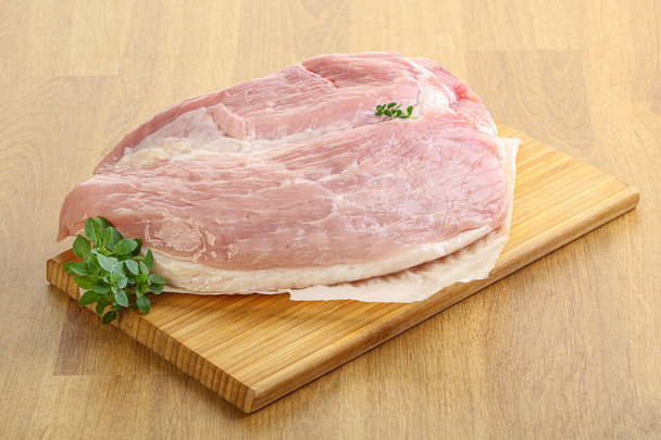 Кусок сырой свинины для приготовления пищи - Фото, изображение