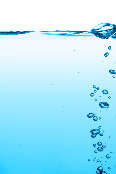 Kék víz fröccsenő hullám felület buborékok a levegő. Fehér alapon elszigetelve. - Fotó, kép