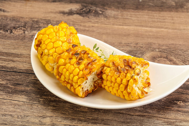 Grilled hot corn with oil and salt - Foto, imagen
