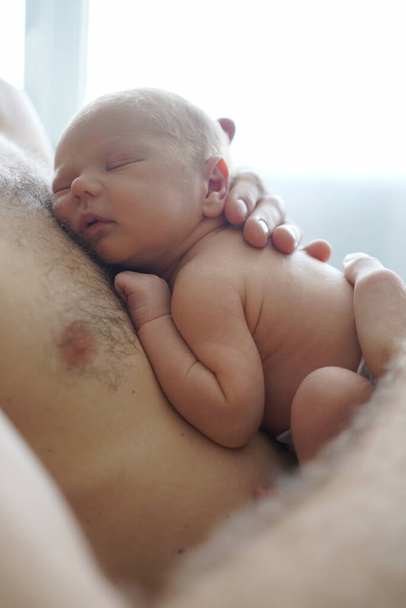 Ernte bis zur Unkenntlichkeit Vater umarmt schlafendes Baby - Foto, Bild