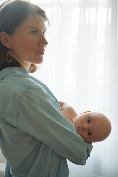 Mother with baby standing at home - Valokuva, kuva