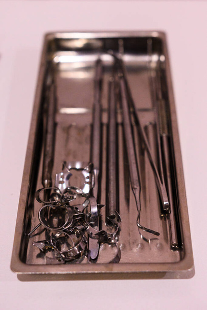 Conjunto de instrumentos dentales estériles de cerca. nuevo - Foto, Imagen