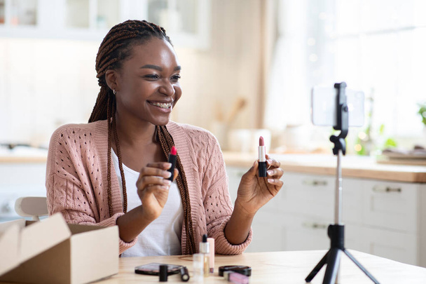 Joyeux jeune noir beauté blogueur dame enregistrement maquillage examen vidéo à la maison - Photo, image