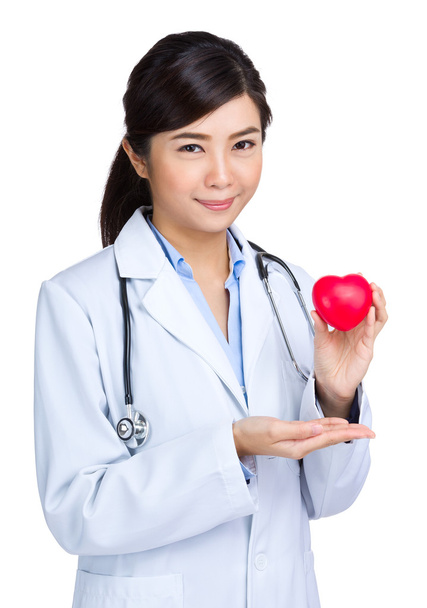 Femme médecin hodling forme de coeur serrant balle
 - Photo, image