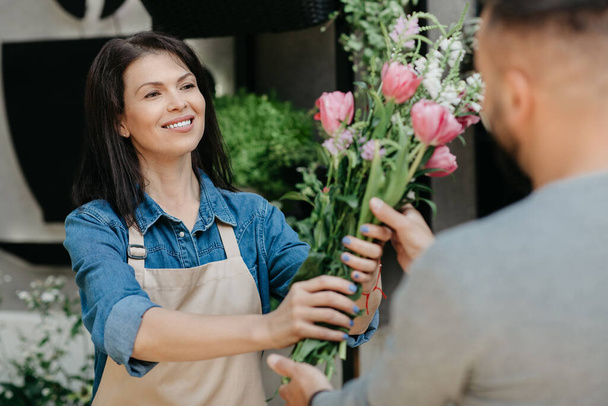 Позитивні емоції, обслуговування клієнтів, магазин квітів і стартап на відкритому повітрі в місті
 - Фото, зображення