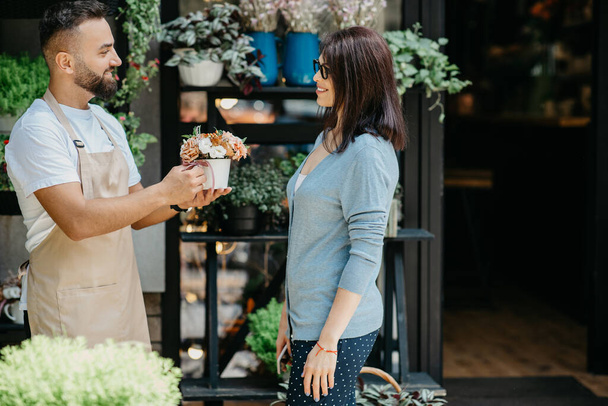 Verkoop van bloemen in de winkel, uitstekende klantenservice en werk buiten - Foto, afbeelding