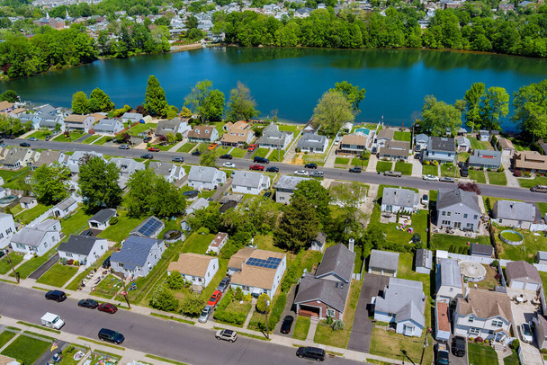 Weites Panorama, Luftaufnahme mit hohem Einfamilienhaus, im schönen Wohnviertel Sayreville Town in der Nähe des Teiches New Jersey USA - Foto, Bild