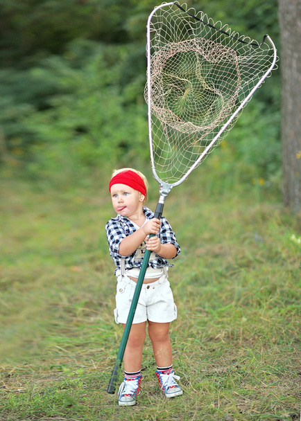 Portret van een klein meisje in een zomerkamp - Foto, afbeelding