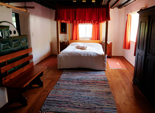 cama para el turista durante la noche, reserva de una habitación en el turismo - Foto, Imagen
