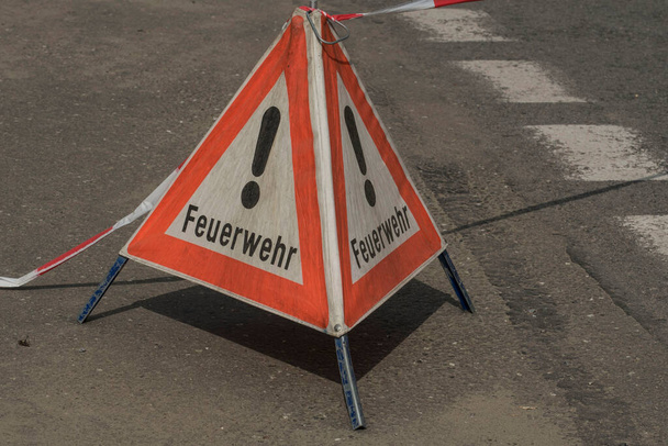 um sinal do corpo de bombeiros em alemão (Feuerwehr), serviços de salvamento e emergência - Foto, Imagem
