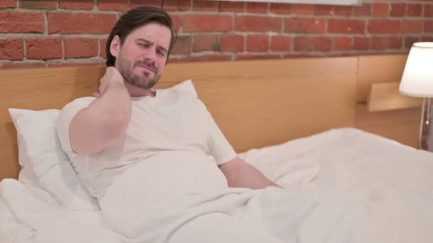 Молодий неодружений чоловік, який страждає від болю в ліжку - Кадри, відео