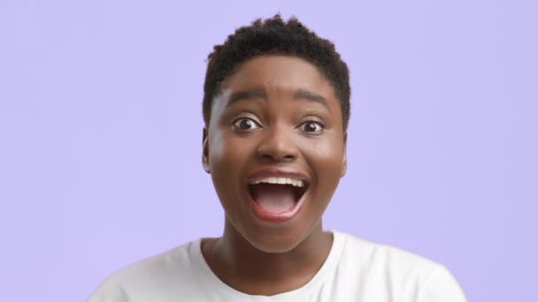 Shocked Black Lady Looking At Camera In Excitement, Purple Background - Záběry, video