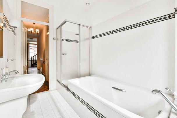 Tilava kylpyhuoneen sisustus kylpyammeella ja suihkulla - Valokuva, kuva
