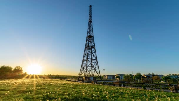 Ξύλινο ραδιοφωνικό πύργο στο ηλιοβασίλεμα στην πόλη Gliwice, Σιλεσία, Πολωνία - Πλάνα, βίντεο