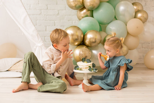 Bratr a sestra jíst rozbít boho dort - Fotografie, Obrázek