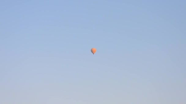 Hőlégballonok travertin Pamukkale, a turisztikai természeti világörökség részére.Léggömb repül a felfüggesztett gondola fonott kosár utasok hő infláció repüléstechnika emelkedik reggel Törökország török turizmus denizli anatolia nyaralás 4K - Felvétel, videó