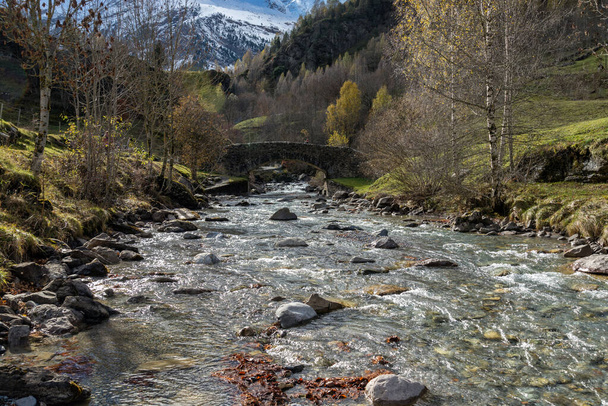 Kamienny most na rzece w cyrku Gavarnie jesień Francja - Zdjęcie, obraz