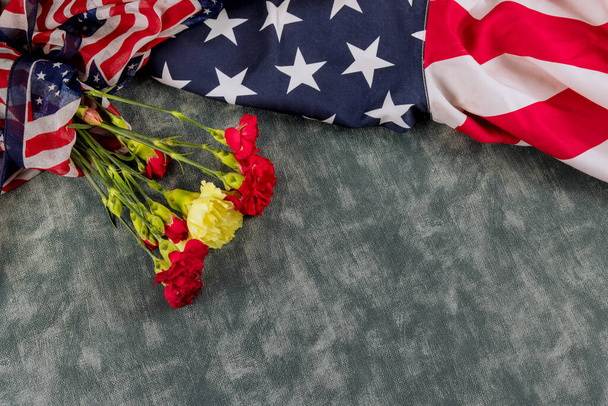 Drapeau américain pour le Jour du Souvenir Fleurs oeillets roses - Photo, image