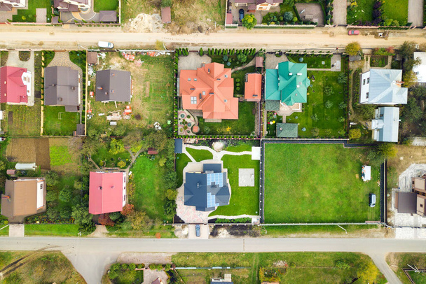 Vista aérea de telhados de casa na área de bairro rural residencial. - Foto, Imagem