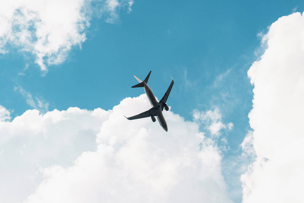 Літаючий літак у блакитному небі
 - Фото, зображення