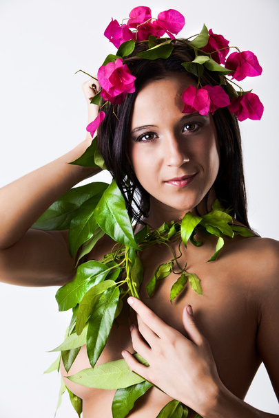 νέα σέξι γυναίκα ντυμένη με λουλούδια και φύλλα - Φωτογραφία, εικόνα