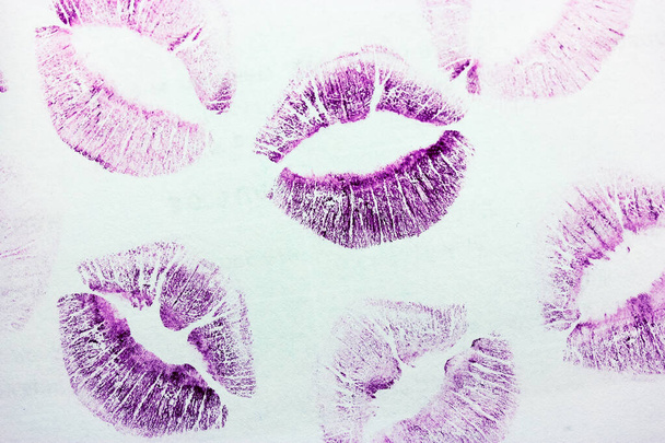 Absztrakt lila csókok elszigetelt fehér háttérrel. Sok női ajaklenyomat papíron. Gyönyörű ajakpecsét elszigetelve. Valentin nap, romantikus hangulat és szerelmi koncepció. Rúzsos csókok. Ajaklenyomat - Fotó, kép