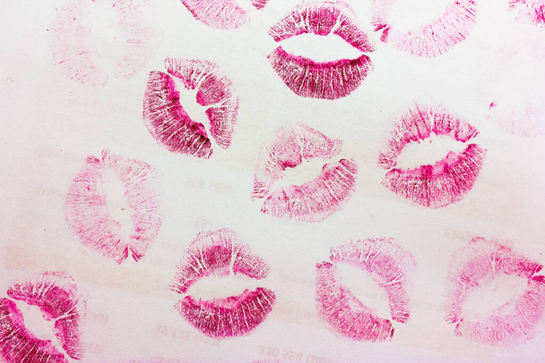 Streszczenie różowe pocałunki izolowane na białym tle. Dużo kobiecych odcisków warg na papierze. Piękne wargi odizolowane. Walentynki, romantyczny nastrój i koncepcja miłości. Szminkowe pocałunki. Odcisk warg.  - Zdjęcie, obraz