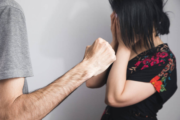 O marido bate na mulher. violência doméstica - Foto, Imagem