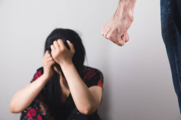 Koca karısını dövüyor. ev içi şiddet - Fotoğraf, Görsel