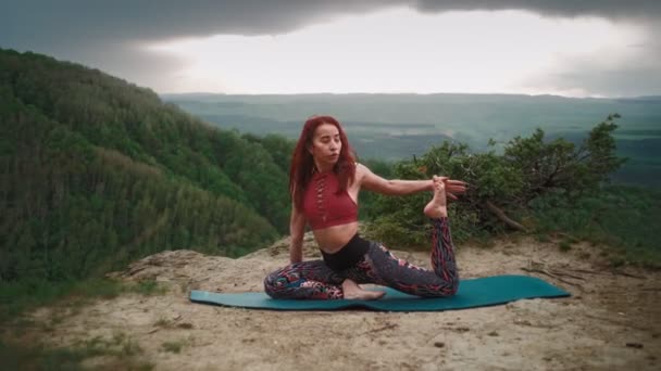 Sportos nő gyakorlatok nyújtózkodik a hegytetőn Lány megy a sport szabadban - Felvétel, videó