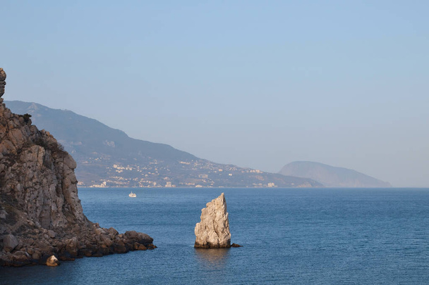 montanha e mar, vela de rocha, rochas, água, calma na água, paisagem marinha - Foto, Imagem