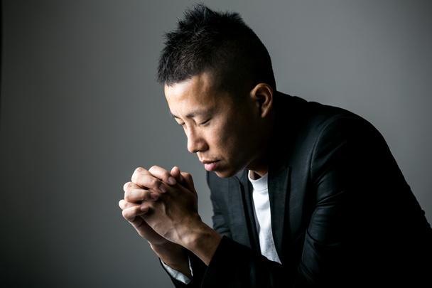 Hombre rezando
 - Foto, Imagen