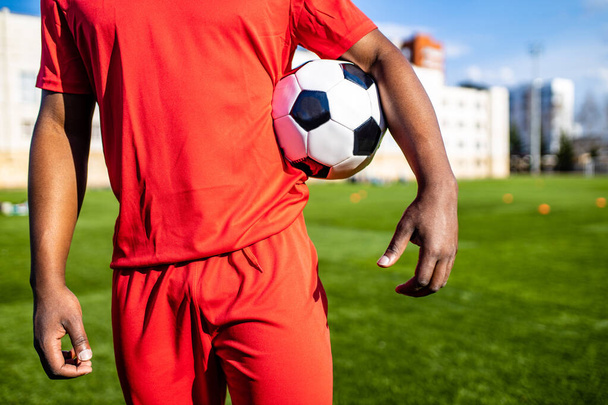 brazylijski bramkarz łapie piłkę na stadionie podczas treningu piłki nożnej - Zdjęcie, obraz