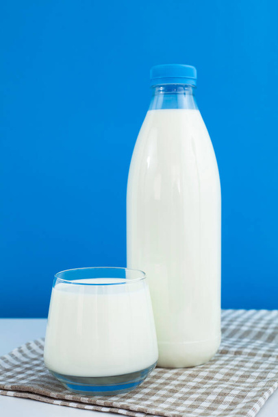 Verse melk in het glas. Gezond eten. - Foto, afbeelding