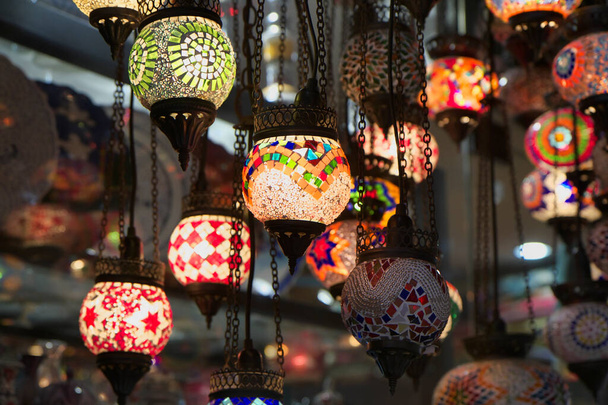 Turquia, Istambul, Grande Bazar (Kapali Carsi), lanternas turcas artesanais para venda - Foto, Imagem
