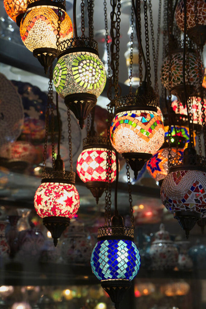 Turquía, Estambul, Gran Bazar (Kapali Carsi), linternas turcas hechas a mano para la venta - Foto, imagen
