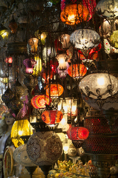 Turkki, Istanbul, Grand Bazaar (Kapali Carsi), käsintehdyt turkkilaiset lyhdyt myytävänä - Valokuva, kuva